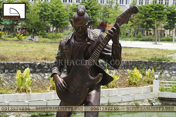 Tác phẩm tượng điêu khắc nghệ sỹ đang say sưa với những phím đàn